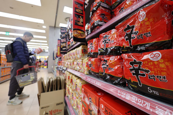 A customer browses a selection of Shin Ramyun products at a supermarket in downtown Seoul on March 17. [YONHAP]