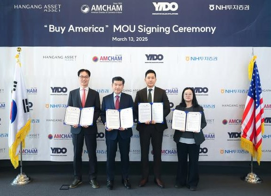 From left, Son Jin, head of the infrastructure division at Hanyang Asset; James Kim, chairman and CEO of the American Chamber of Commerce in Korea (Amcham); Choi Jeong-hoon, CEO of Yido; and Yoon Hye-young, head of infrastructure investment at NH Investment & Securities, take a commemorative photo at the "Buy America" MOU Signing Ceremony on March 13. [AMERICAN CHAMBER OF COMMERCE IN KOREA]