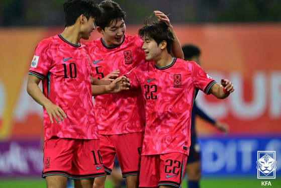Korea's Yun Do-yong, right, celebrates during an AFC U-20 quarterfinal against Thailand in China on Feb. 17. [YONHAP] 