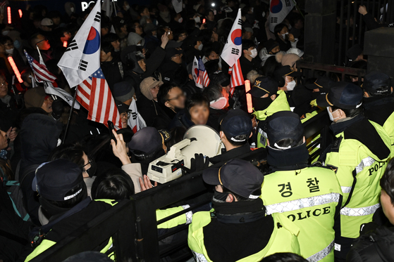 Police and supporters of impeached President Yoon Suk Yeol clash in front of the Seoul Western District Court in Mapo District on Jan. 19. [NEWS1] 