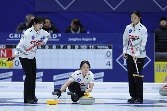 Team Korea competes in the LGT World Women's Curling Championship at Uijeongbu Indoor Ice Rink in Uijeongbu, Gyeonggi on March 15. [YONHAP] 