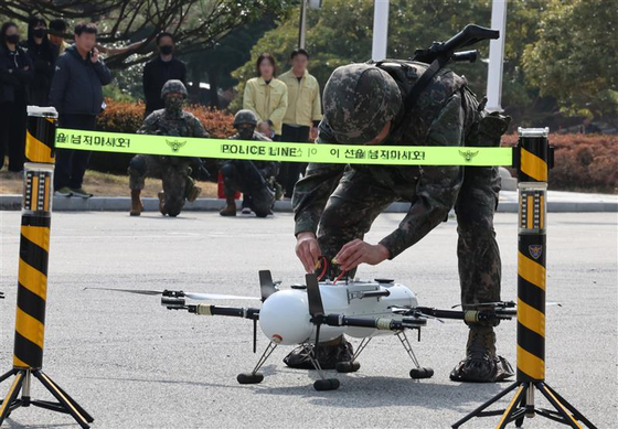 Korean soldiers engage in a drone attack response exercise simulating a terrorism scenario in Busan during combined drills with U.S. troops on March 12. Photo is not related to the article. [YONHAP] 