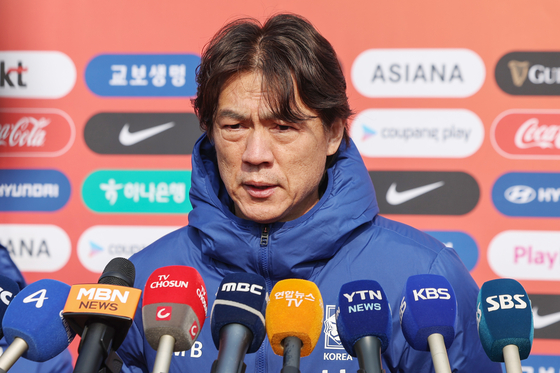 Korean national team manager Hong Myung-bo speaks before training at Goyang Stadium in Goyang, Gyeonggi on March 17. [NEWS1] 
