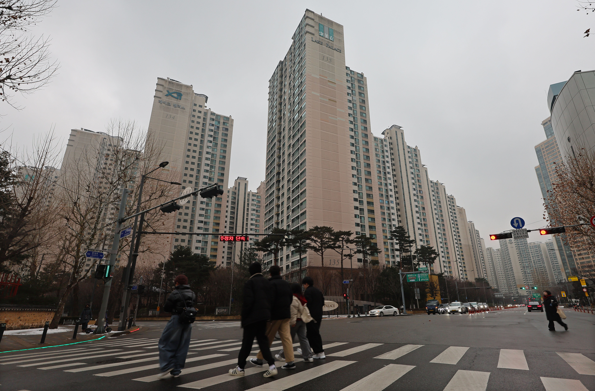 Apartment complexes in Jamsil, Songpa District in southern Seoul. [YONHAP]