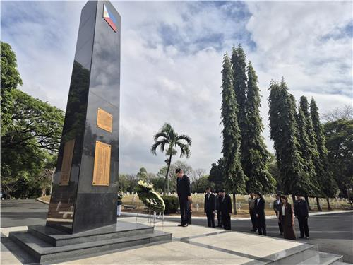 Seok Jong-gun, minister of the Defense Acquisition Program Administration (DAPA), pays his respects at a national cemetery in the Philippines on March 17. [YONHAP] 