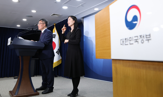 Acting Justice Minister Kim Seok-woo speaks during a briefing at the Seoul Government Complex in Jongno District, central Seoul, on March 14. [NEWS1]