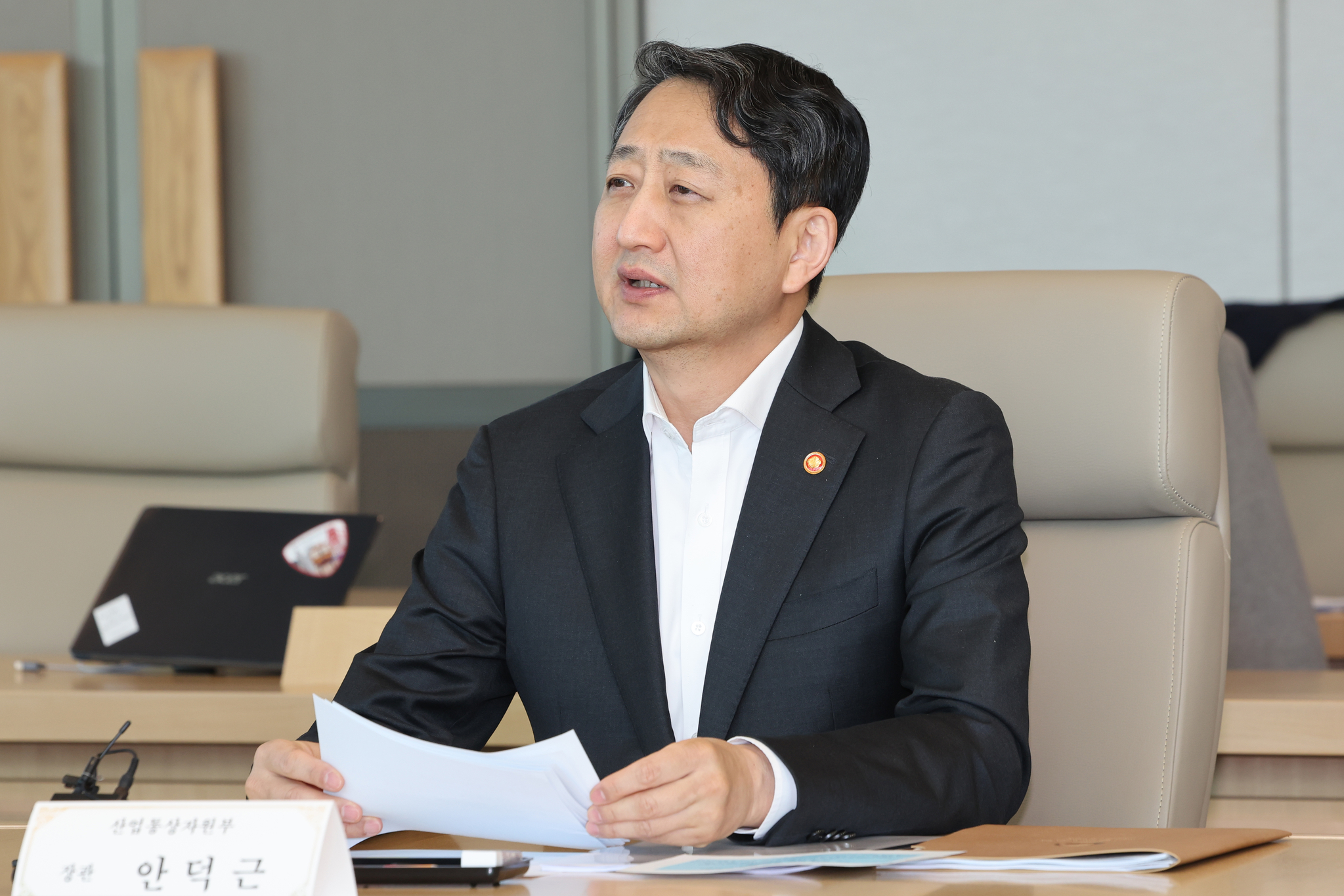 Industry Minister Ahn Duk-geun speaks at a meeting with local steel industry officials in Seoul on March 13. [YONHAP]