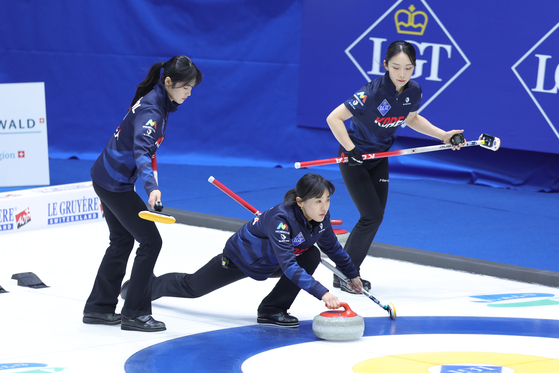 Gim Eun-ji. center, releases the stone during the team's round-robin match against China at the LGT World Women's Curling Championship at Uijeongbu Indoor Ice Rink in Uijeongbu, Gyeonggi on March 17. [YONHAP]