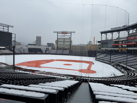 Daejeon Hanwha Life Ballpark in Daejeon is covered in snow on March 18. [HANWHA EAGLES]
