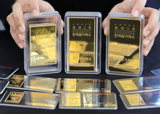 Gold bars are displayed at the Korea Gold Exchange in Jongno District, central Seoul, on March 18. [YONHAP]