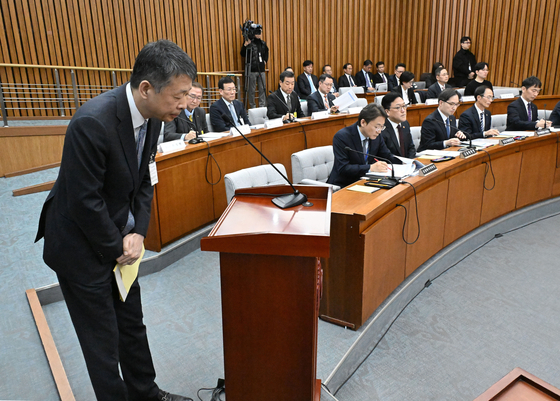 Homeplus CEO and MBK Partners Vice Chairman Kim Kwang-il finishes his remarks to the National Policy Committee in a hearing on Homeplus's management and finances at the National Assembly building in western Seoul on March 18. [NEWS1]