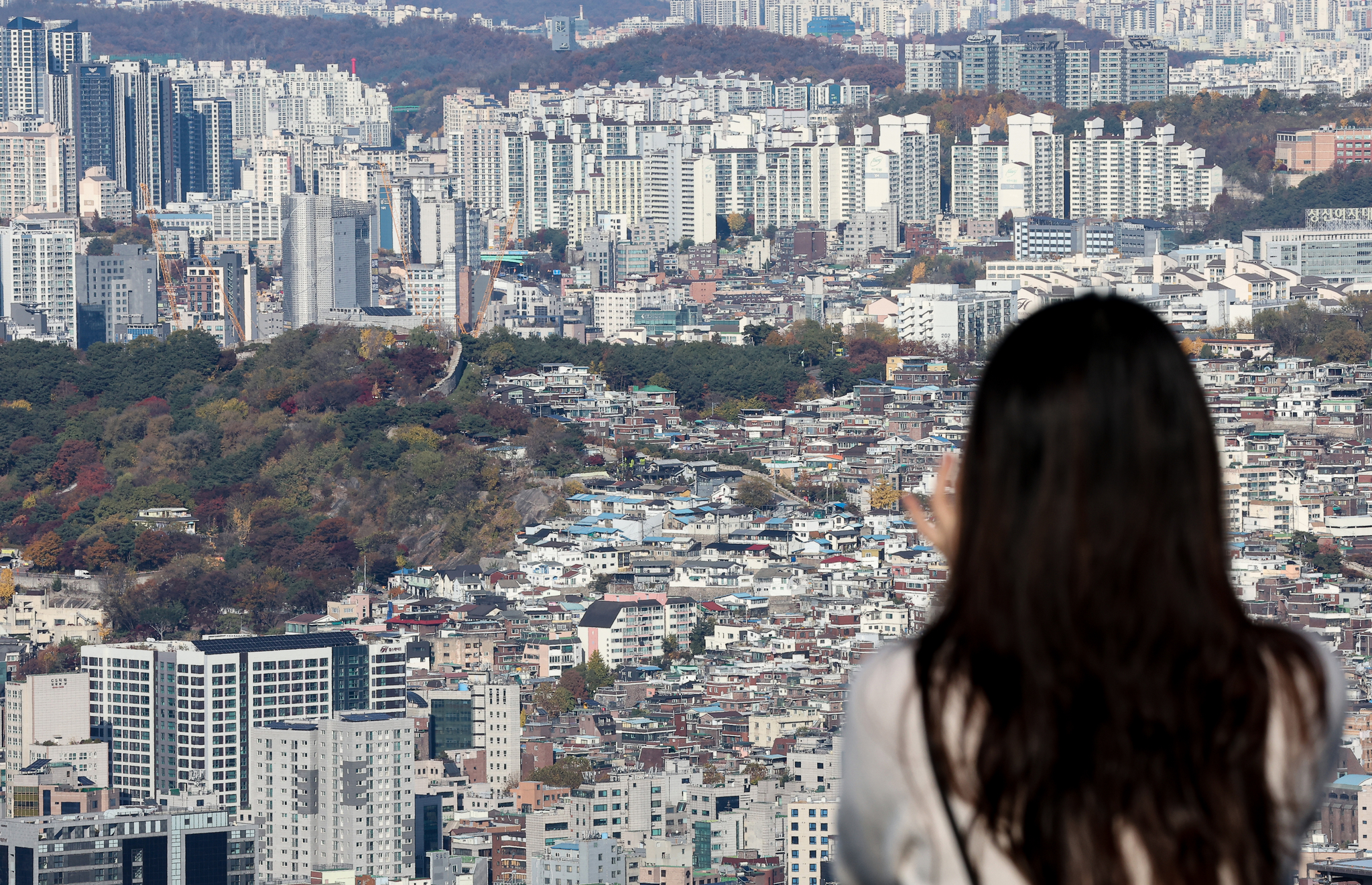 Apartment buildings seen from Mount Namsan in central Seoul on Nov. 18, 2024. [YONHAP] 