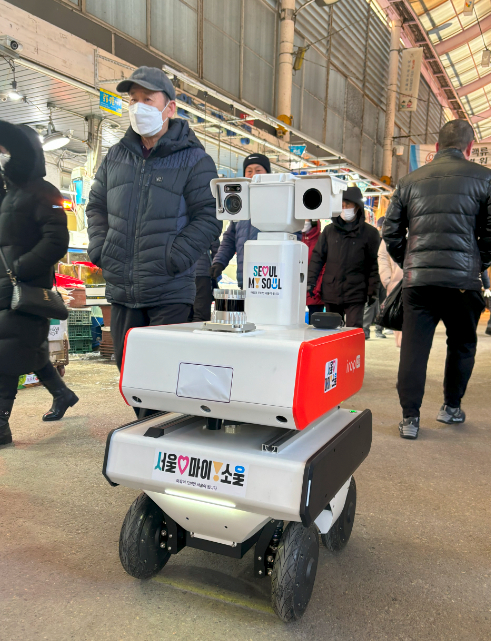 A robot patrols a traditional market in Seoul in a photo provided by the Seoul city government on Tuesday. [SEOUL METROPOLITAN GOVERNMENT]