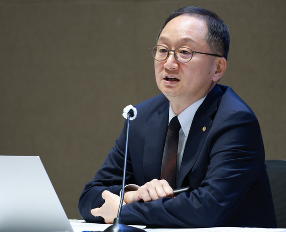 Chang Yong-sung, one of the Bank of Korea's seven voting board members speaks during a news conference in Seoul on March 19. [BANK OF KOREA]