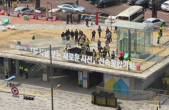 Police investigate the site where a presumed Yoon supporter set himself on fire in central Seoul on March 7. [YONHAP] 