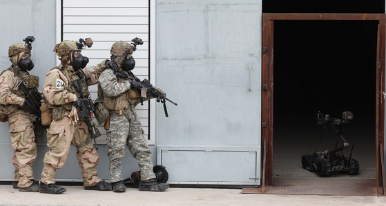 U.S. soldiers send a military robot into a room at a training ground simulating a North Korean weapons of mass destruction facility in Paju, Gyeonggi, during combined drills with South Korean troops on March 12. [JOINT PRESS CORPS]