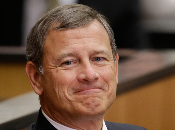 Chief Justice John Roberts smiles as he is introduced at the University of Nebraska Lincoln, in Lincoln, Neb., Sept. 19, 2014. [AP/YONHAP]