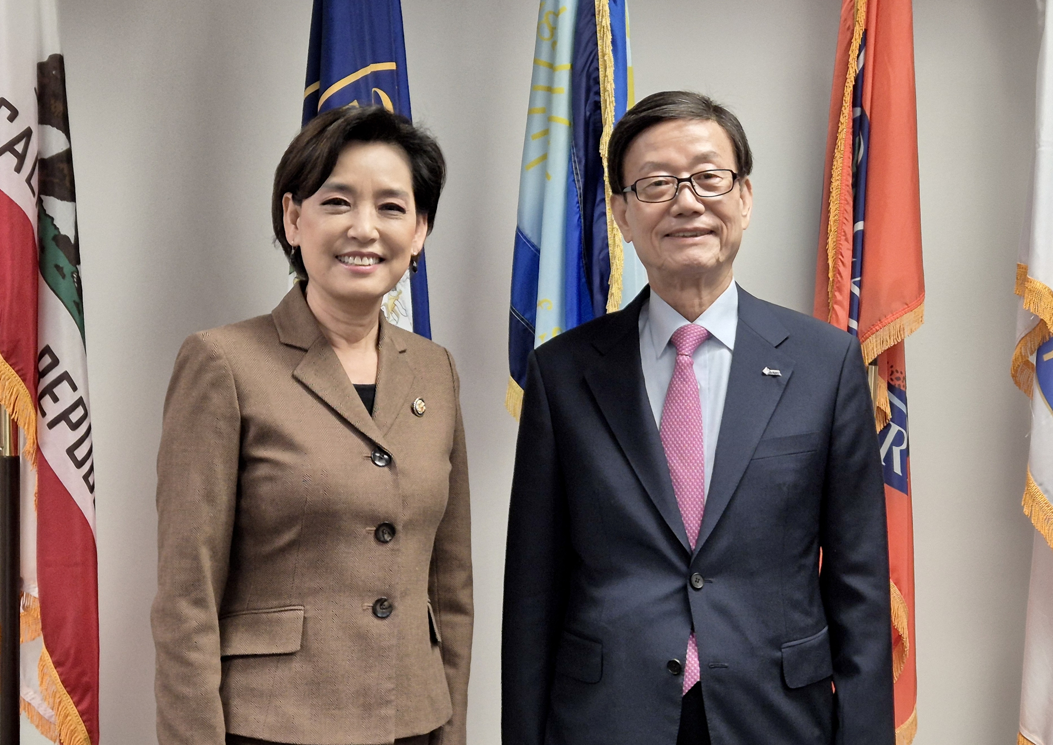 Yoon Jin-sik, chair of the Korea International Trade Association, right, and Republican Rep. Young Kim of California take a commemorative photo after their meeting on March 14 in California. [KITA]