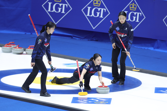 Korean skip Kim Su-ji center, releases the stone during the team's round-robin match against China at the LGT World Women's Curling Championship at Uijeongbu Indoor Ice Rink in Uijeongbu, Gyeonggi on March 17. [YONHAP]