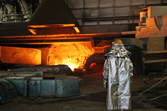 A Posco employee works at its Pohang steel plant in North Gyeongsang. [YONHAP]