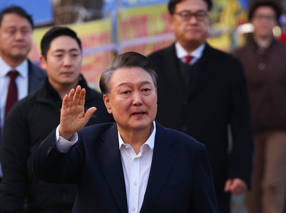 President Yoon Suk Yeol waves to his supporters after being released from detention on March 8.[YONHAP]
