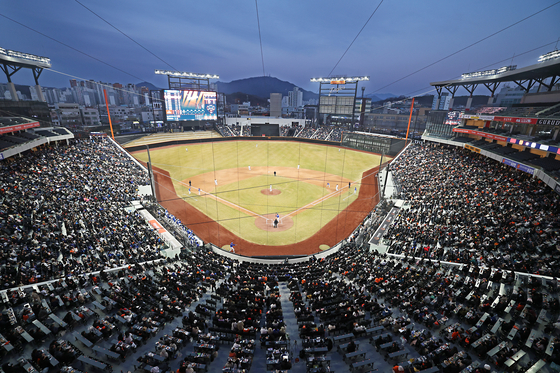 Fans watch a KBO preseason game between the Hanwha Eagles and Samsung Lions at Daejeon Hanwha Life Ballpark in Daejeon on March 17. [NEWS1] 