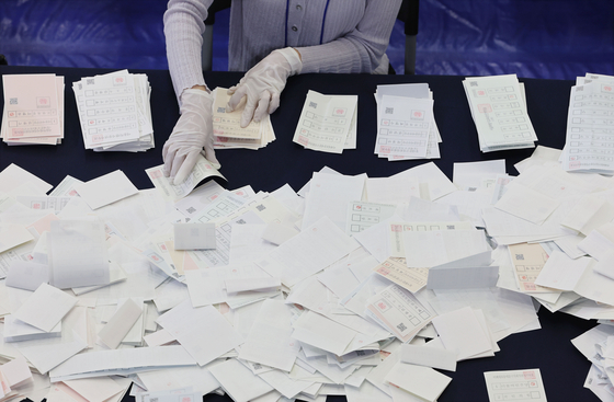 An election staffer tallies ballots at a gymnasium in Dongdaemun District, eastern Seoul, after polls closed for the eight local elections on June 1, 2022. [YONHAP] 