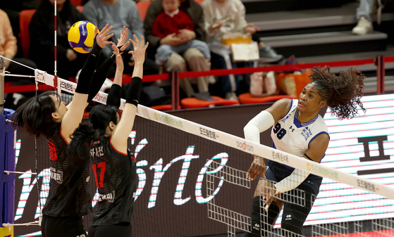 Suwon Hyundai Engineering & Construction Hillstate outside hitter Laetitia Moma Bassok, right, attacks during a V League game against the Gwangju Pepper Savings Bank AI Peppers at Pepper Stadium in Gwangju on March 18. [YONHAP] 