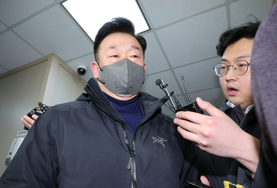 Lee Kwang-woo, chief of bodyguard division at the Presidential Security Service, attends a police questioning session at headquarters of the National Office of Investigation in western Seoul on Jan. 24. [NEWS1] 