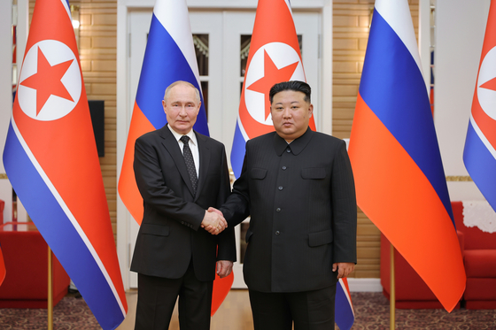 North Korean leader Kim Jong-un, right, shakes hands with Russian President Vladimir Putin after signing a comprehensive strategic partnership treaty during the latter's visit to Pyongyang on June 18, 2024. [NEWS1] 