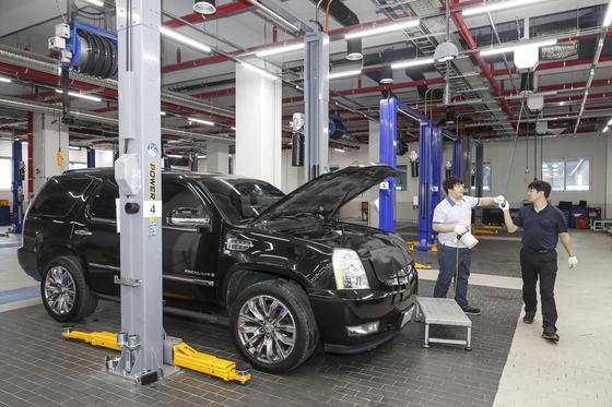 GM Korea technicians inspect a Cadillac Escalade at the GM Korea Seoul Service Center in Yeongdeungpo District, western Seoul. [GM KOREA]