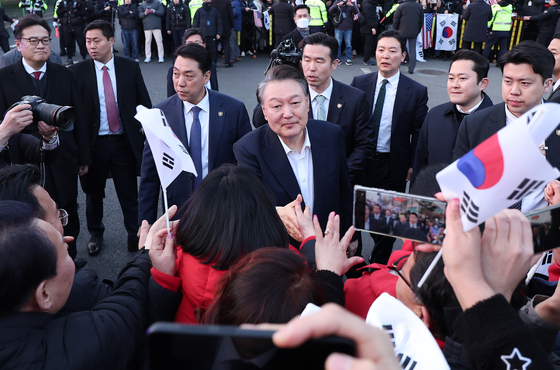 President Yoon Suk Yeol greets supporters as he arrives in front of the presidential residence in Hannam-dong, Yongsan District, central Seoul, on March 8. He was released from the Seoul Detention Center in Uiwang, Gyeonggi, some 52 days after he was first taken into custody. [NEWS1]