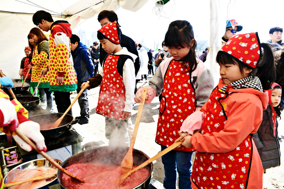 Children take part in the jam-making program at the Nonsan Strawberry Festival. [NONSAN STRAWBERRY FESTIVAL]