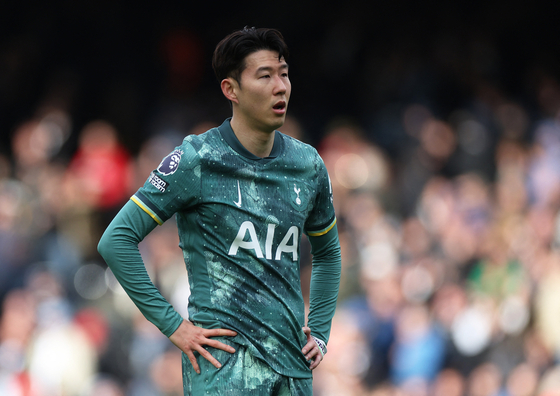 Tottenham Hotspur midfielder Son Heung-min looks dejected after a Premier League match against Fulham at Craven Cottage in London on March 16. [REUTERS/YONHAP] 