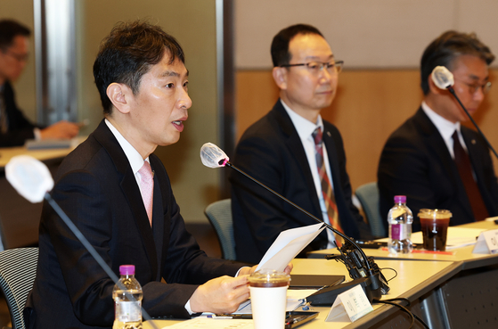 Financial Supervisory Service Gov. Lee Bok-hyun, left, speaks during a conference in western Seoul on Feb. 13. [NEWS1]