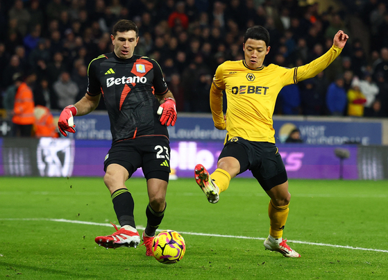 Wolverhampton Wanderers midfielder Hwang Hee-chan, right, vies for the ball during a Premier League match against Aston Villa at Molineux Stadium in Wolverhampton, England, on Feb. 1. [REUTERS/YONHAP] 