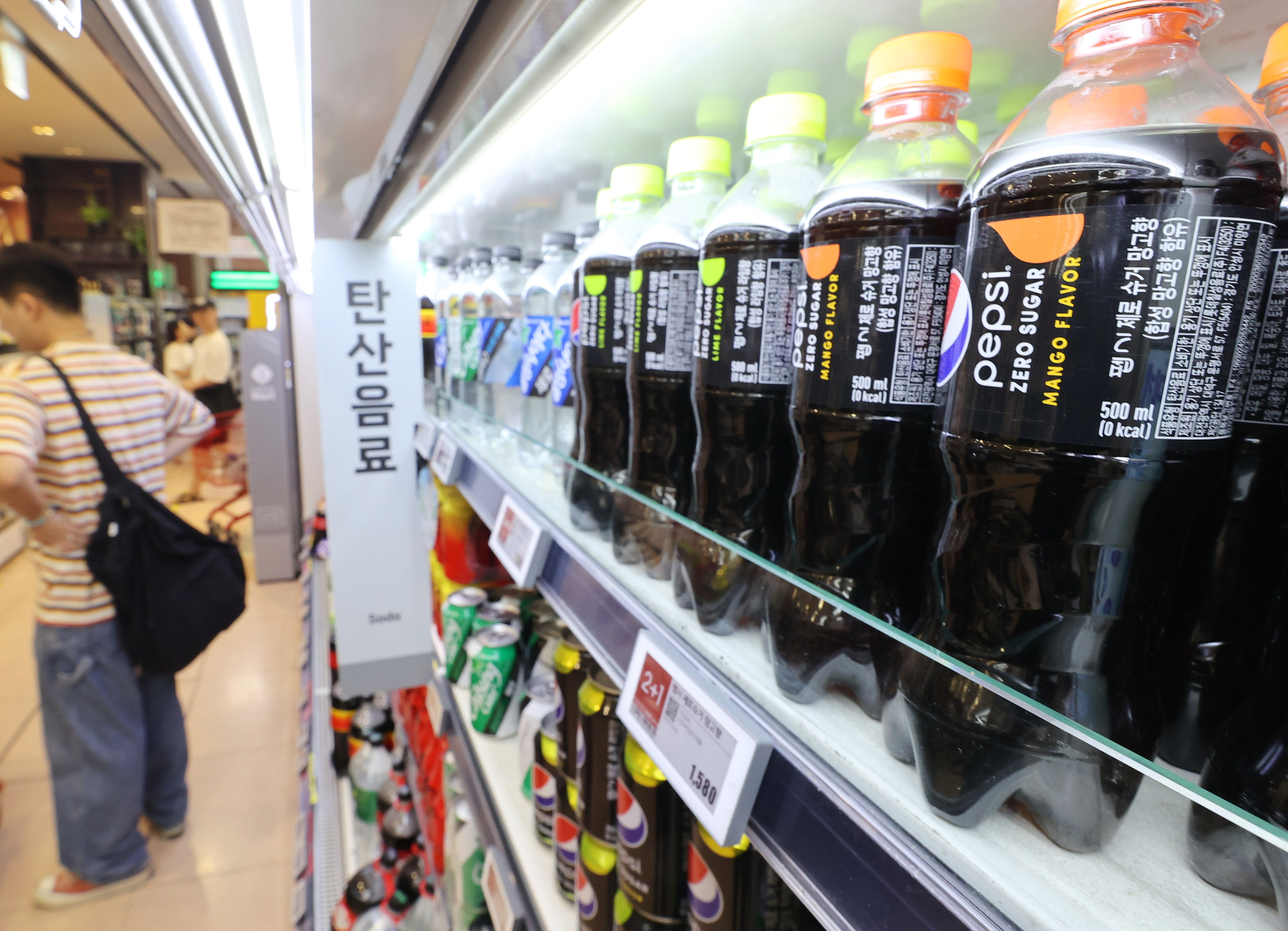 Bottles of diet soda are displayed at a discount mart in Seoul on July 4, 2023. [YONHAP] 