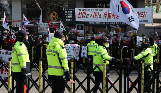 People opposed to President Yoon Suk Yeol's impeachment hold a protest across the street from the Constitutional Court in Jongno District, central Seoul, on March 19. [NEWS1]