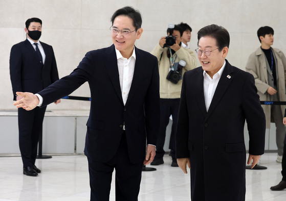 Samsung Electronics Chairman Lee Jae-yong greets Democratic Party leader Lee Jae-myung at Samsung Software Academy Youth in southern Seoul on March 20. [KIM SUNG-RYONG]