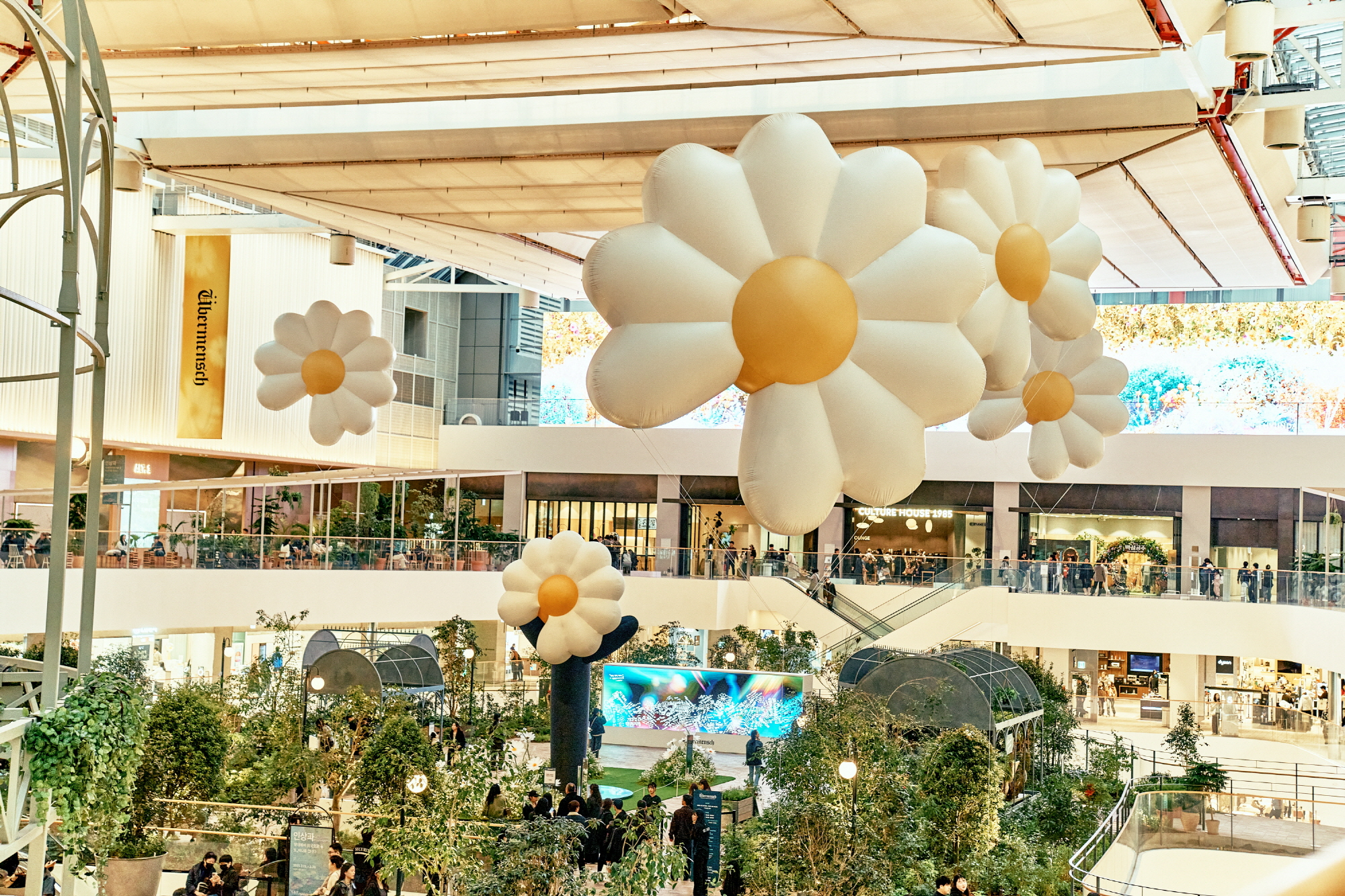 “Daisy Garden” event space at the special media exhibition to celebrate album “Übermensch,″ taking place from March 9 through March 19 at The Hyundai Seoul department store in western Seoul. [CREATIVE MUT]