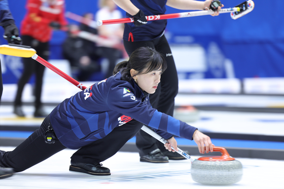 Korean skip Gim Eun-ji releases the stone during the team's round-robin match against Sweden at the LGT World Women's Curling Championship at Uijeongbu Indoor Ice Rink in Uijeongbu, Gyeonggi on March 20.  [YONHAP]