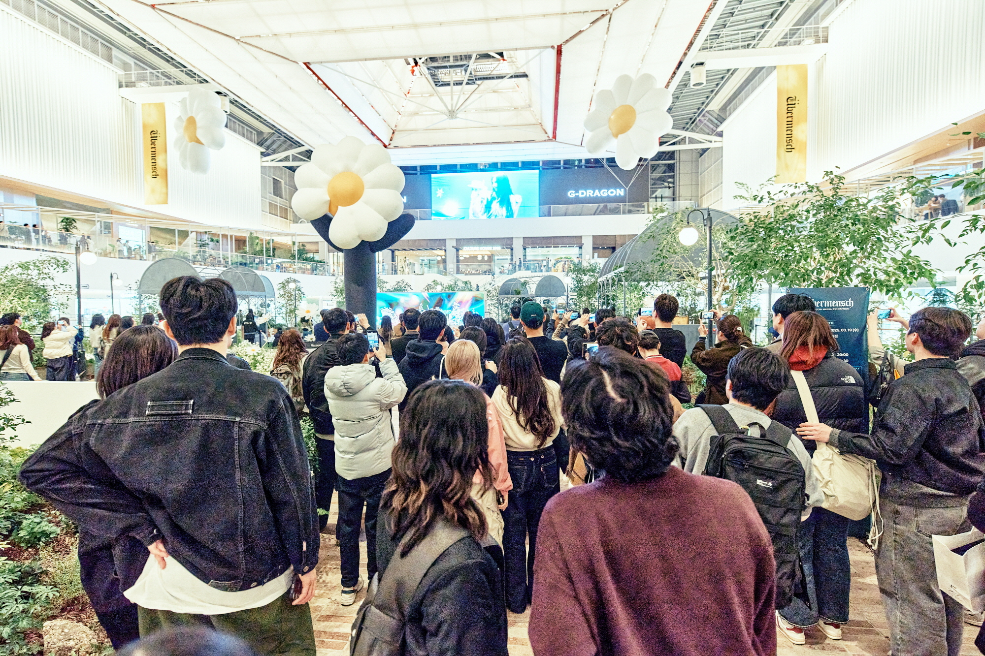 Visitors are at the “Daisy Garden” event space at the special media exhibition to celebrate album “Übermensch,″ taking place from March 9 through March 19 at The Hyundai Seoul department store in western Seoul. [CREATIVE MUT]