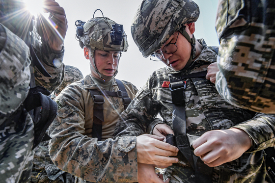 Soldiers of the Marine Corps check their equipment before a repel exercise in Gimpo, Gyeonggi, during joint drills with U.S. troops on March 12. [REPUBLIC OF KOREA MARINE CORPS]