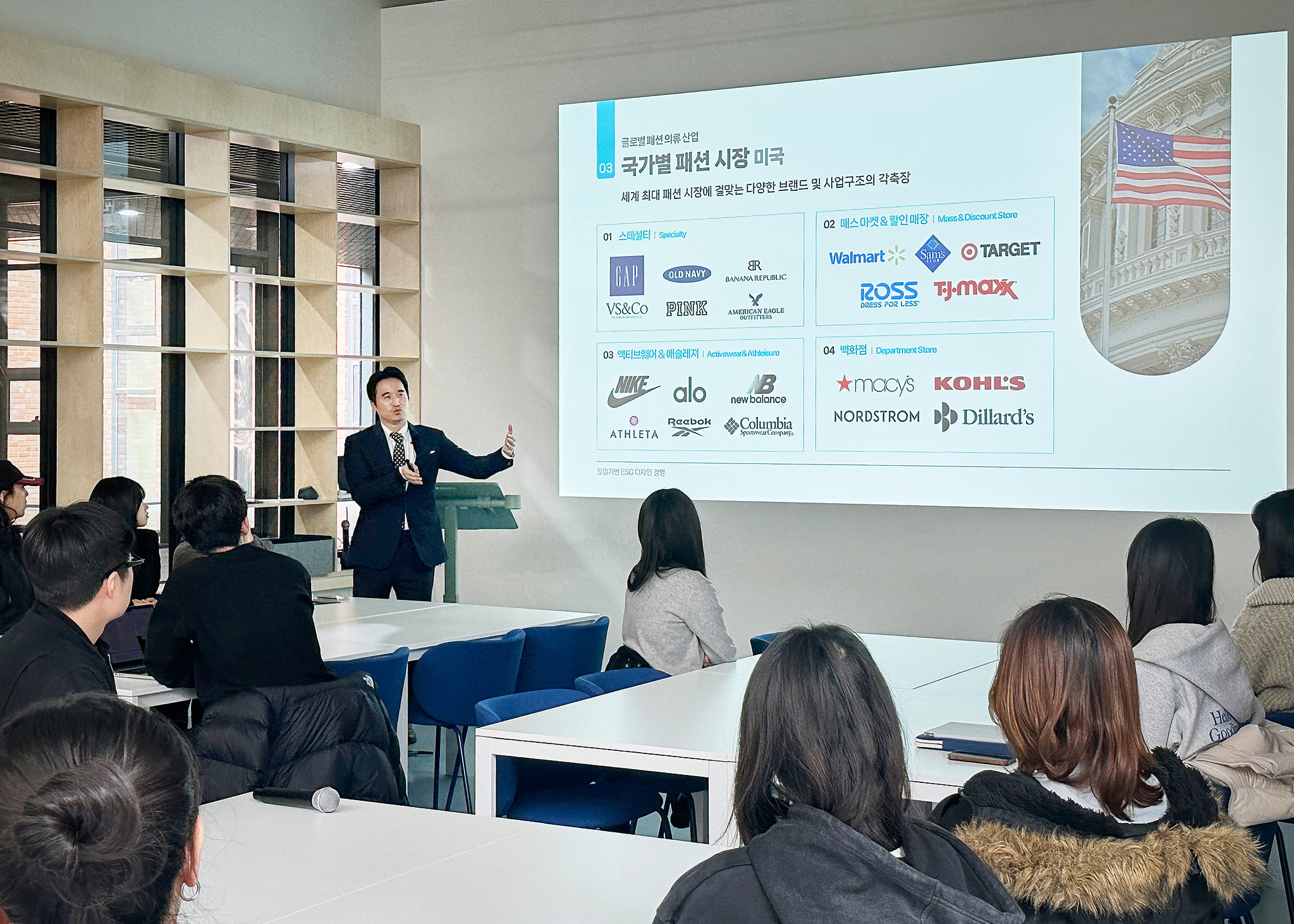 Kim Ik-whan, vice president of Hansae, teaches a course at the Next Design Lab on March 4. [HANSAE]