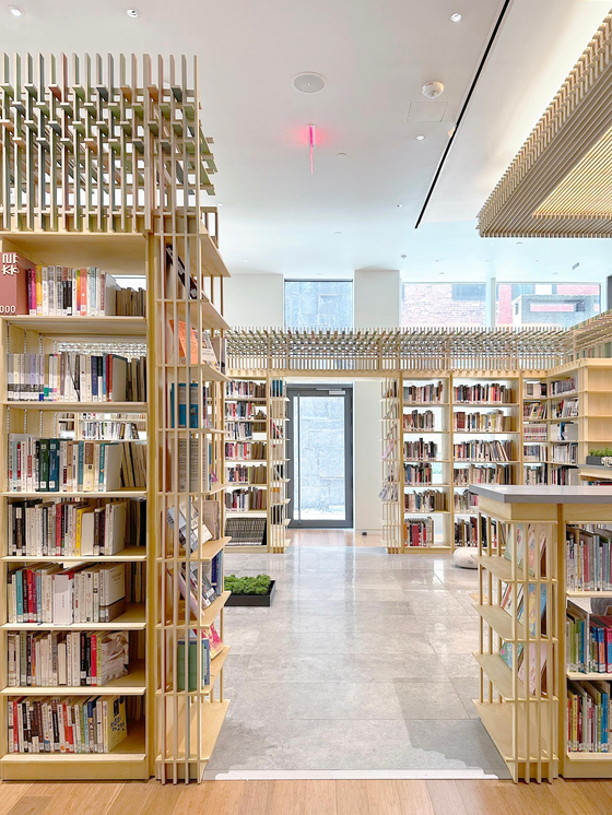 The library at the Korean Cultural Center New York was named a recipient of the iF Design Award 2025. [MICHAEL MORAN, STUDIO EMPATHY, PRAXES]