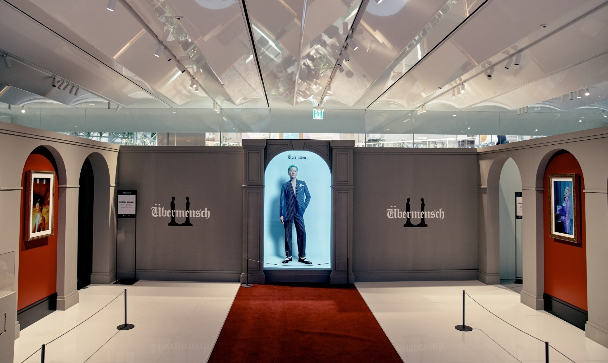 A photo gallery themed around G-Dragon's third full-length album “Übermensch″ at the special media exhibition of the same name, taking place from March 9 through March 19 at The Hyundai Seoul department store in western Seoul [CREATIVE MUT]