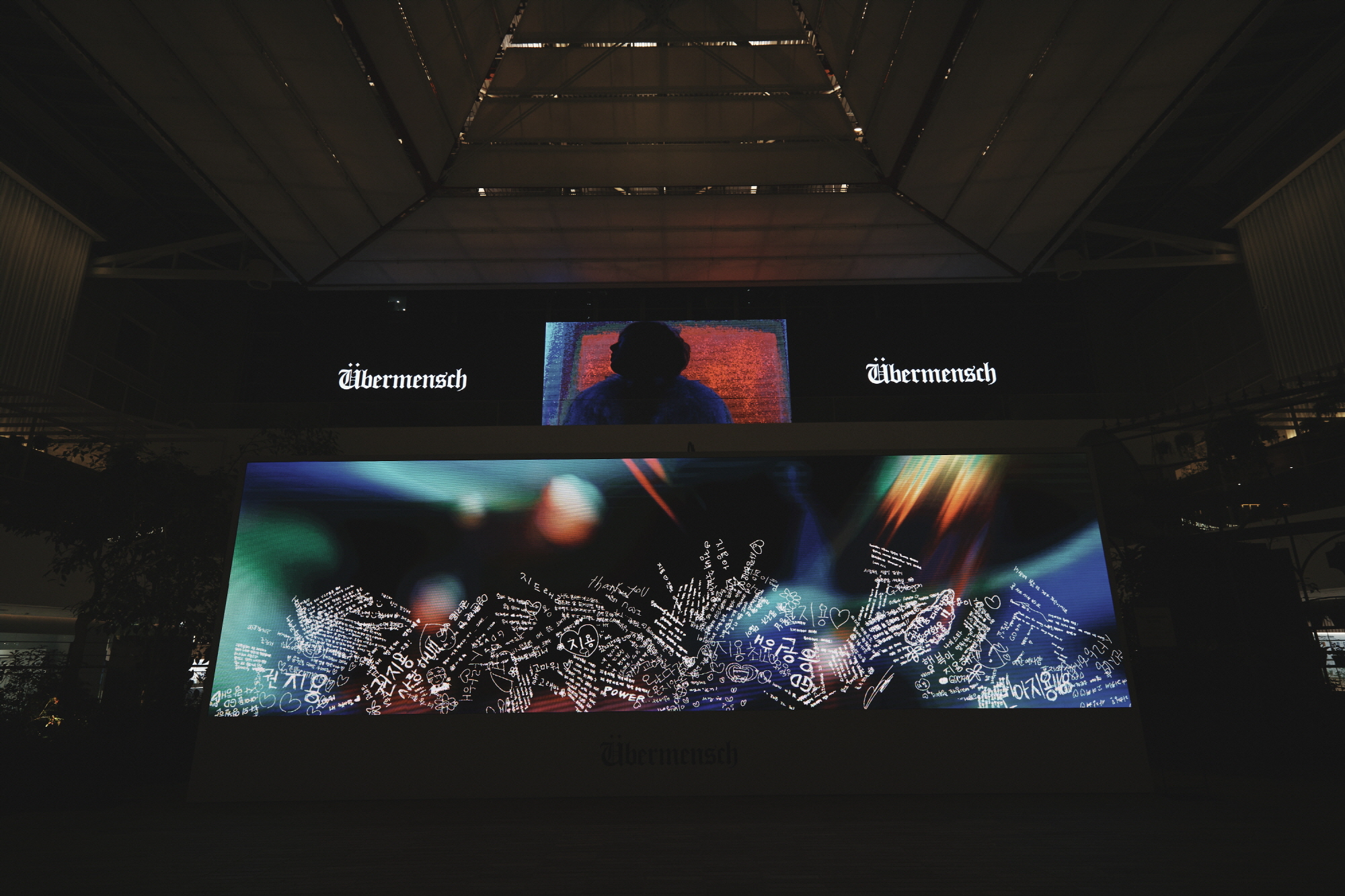 The interactive photo wall displaying fans' messages to G-Dragon is installed at a special exhibition, themed around K-pop icon G-Dragon's third full-length album “Übermensch,″ taking place from March 9 through March 19 at The Hyundai Seoul department store in western Seoul [CREATIVE MUT]