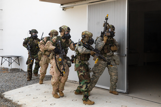 South Korean and U.S. troops take part in counter weapons of mass destruction operations as part of a five-day combined battle command training exercise in Incheon, in this photo provided by the South's Army on March 19. [YONHAP] 