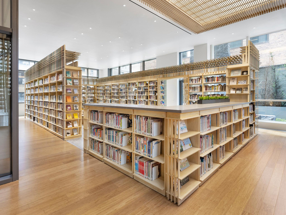 The library at the Korean Cultural Center New York was named a recipient of the iF Design Award 2025. [MICHAEL MORAN, STUDIO EMPATHY, PRAXES]