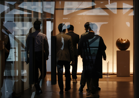 Investigators raid the City Hall in central Seoul as part of their probe into Mayor Oh Se-hoon's corruption allegations on March 20. [YONHAP] 